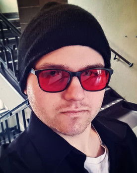 Charlie Halldén as Bartender