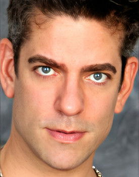 Rogério Fabiano as Dr. Leandro Vaz