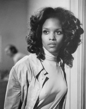 Jeannie Bell as Leona