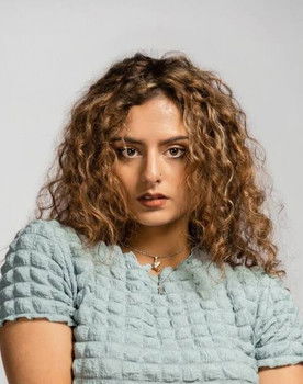 Mhia Sosa as Personnage dans l’ombre