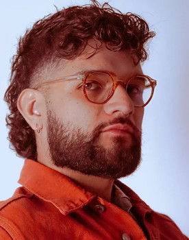 David Santiago as Apresentador