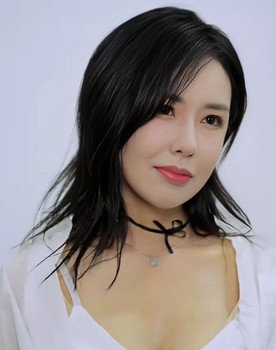 Yi Mo as 