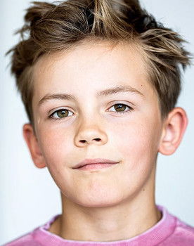 Gregory Richters as Mikkel