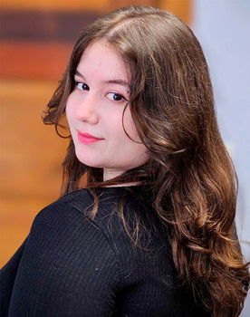 Larissa Braga as Voice