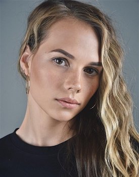 Anastasiya Loshakova as Agniya