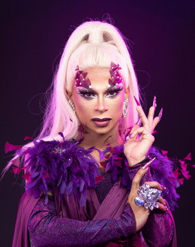 Veon Wentzel as Manila Von Teez