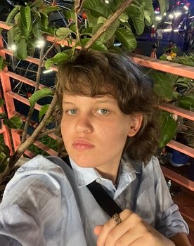 Stephany Lewandowski as Ester