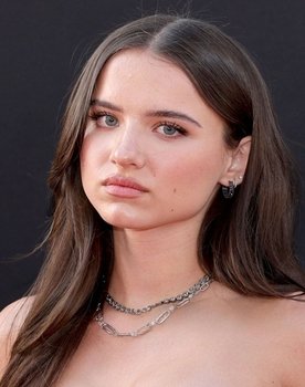 Madeleine McGraw as Young Amara Namani