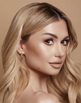 Weronika Sowa as Self