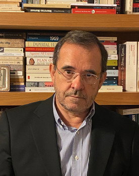 Pavlos Tsimas as Host