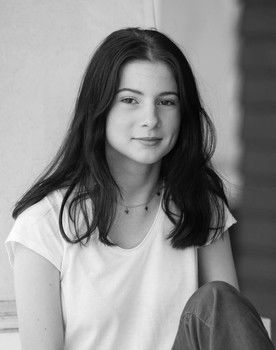 Olivia Martinelli as Mia