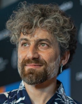 Adrián Suárez as Testigo (voz)