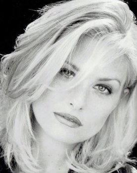 Lezlie Deane as Carrie Robbins