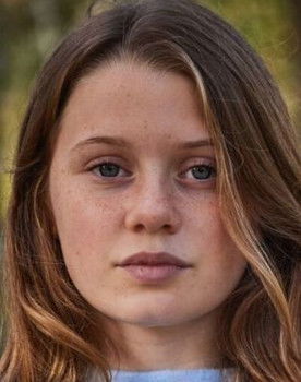 Aurelia Ott as Beatrice