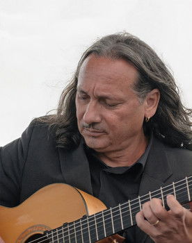 Antonio Ruiz as Flamencogitarrist