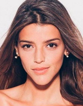 Calu Rivero as Carolina
