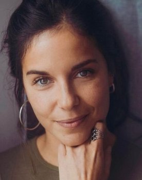 Raphaële Volkoff as Roxane Thiemen