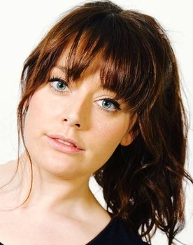 Malin Molin as Elin