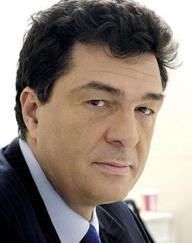 Alexis Papahelas as Παρουσιαστής
