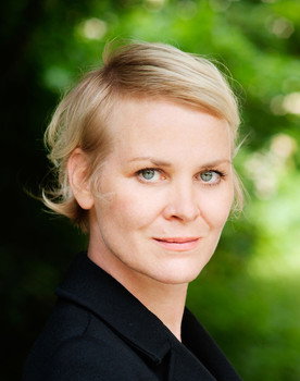 Janine Kress as Nonne