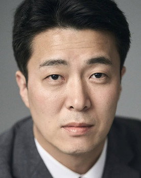 Kang Myung-soo as Commander of the royal guard