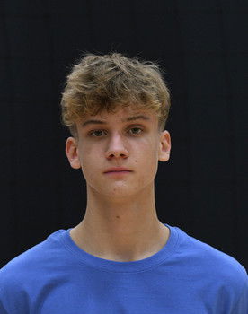 Maks Peštaj Zevnik as Elvis Škorc