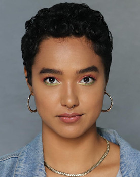 Sydney Kuhne as Selina