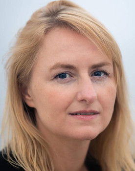 Dinna Ophelia Hæklund Schack as Victoria