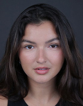 Bárbara Maia as Lara