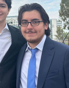 Santiago Álvarez as Extra