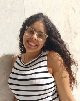 Lívia Correia as Freguesa