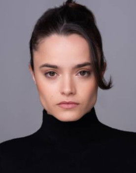 Emma Vallejo as Laura