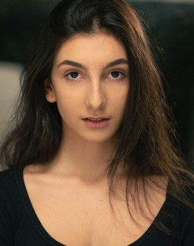 Marta Amores as Amiga 2