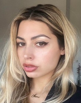 Shars Maestri as Holly