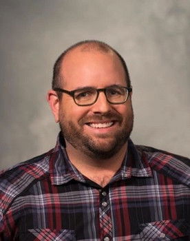 Francisco Angones as HRN Announcer (voice)