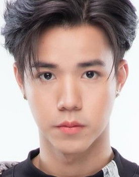 Napakawat Kettreekorn as Santa