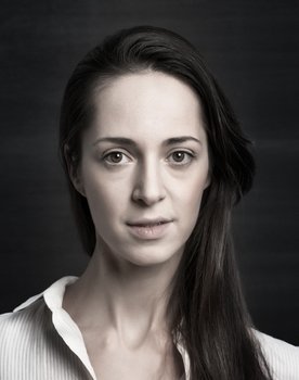 Inga Salurand as Julia