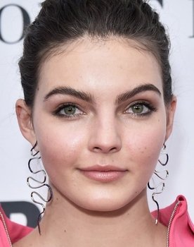 Camren Bicondova as Girl #1