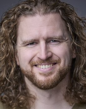 Thomas Marshall as Head Goon
