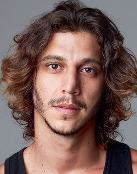 Daniel Pereira as Carlos