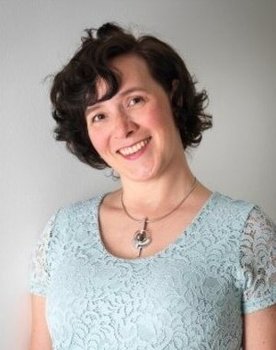 Claire Moens as Directrice