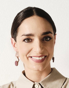 Dafni Kiourktsoglou as η όμορφη γειτόνισσα