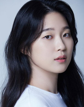 Kim Ye-sol as Baek Shin-hee