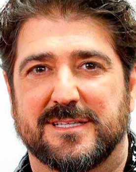 Antonio Orozco as Coach