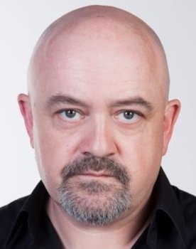 César Goldi as Eduardo