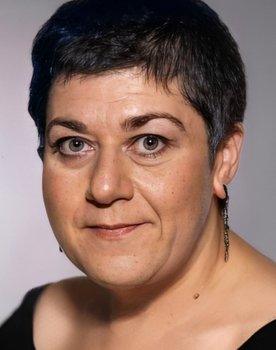 Serra Yılmaz as Zeynep