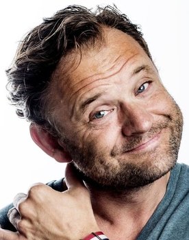 Troels Malling Thaarup as Betjent