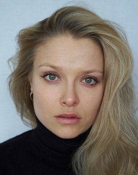 Tiril Eeg-Henriksen as Louise Ek