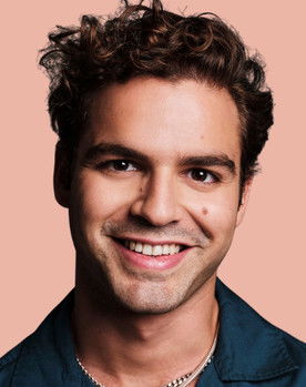 Giannis Tsoumarakis as Stef Aggelidis