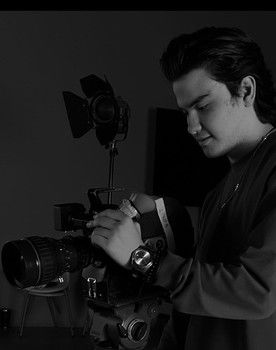 Andy Gutierrez as Él